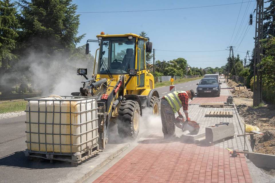 Kończy się budowa nowego chodnika przy ruchliwej wojewódzkiej drodze w Rossoszycy w gminie Warta