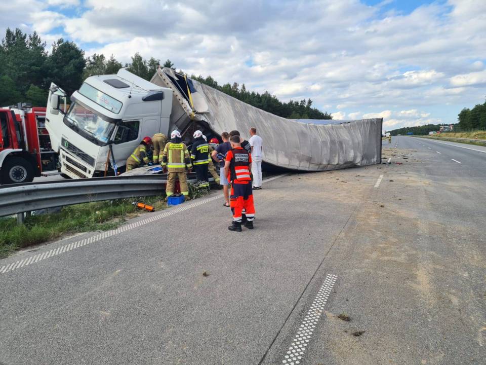 Wypadek na A1 w Łódzkiem: Ciężarówka przygniotła osobówkę. W bmw zakleszczone dziecko. Autostrada zablokowana w obu kierunkach [Foto]
