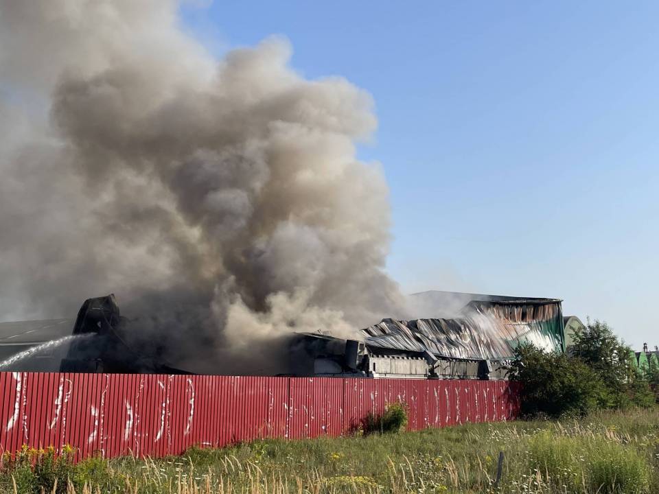 Potężny pożar hali z elektrośmieciami w Bogumiłowie. Płonie kilkaset ton odpadów [Foto, wideo]
