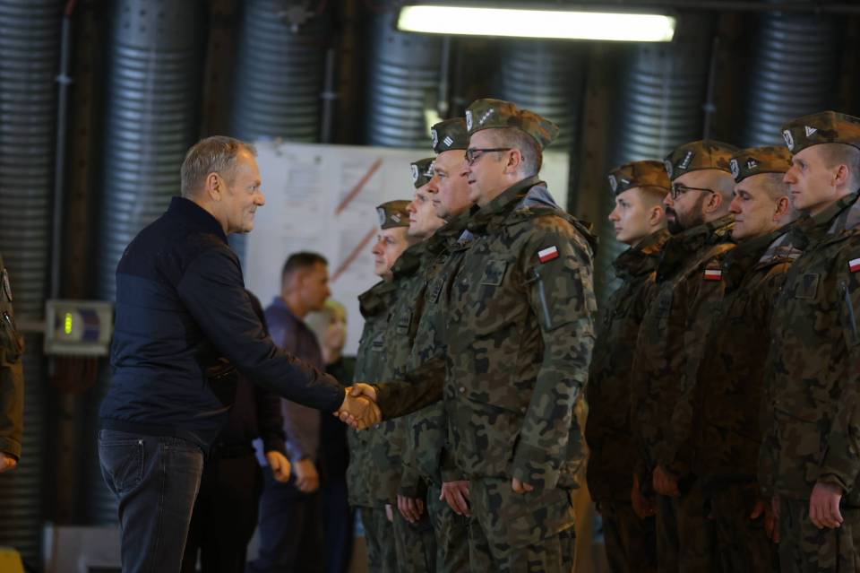 Łask: Premier Donald Tusk do pilotów: "Jesteście bohaterami". Wizyta szefa rządu w 32 Bazie Lotnictwa Taktycznego