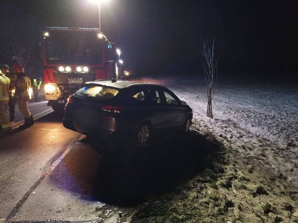 Czołowe zderzenie w Dębołęce. Dwie osoby ciężko ranne, sprawca wypadku był kompletnie pijany!